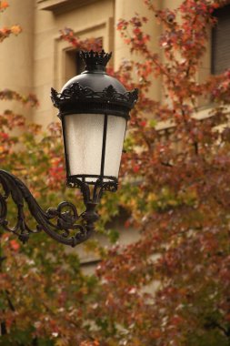 Şehir ortamında fener.
