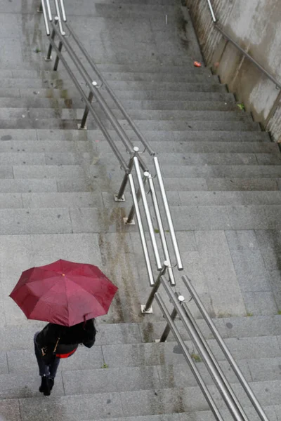 Passeggiare Città Giorno Pioggia — Foto Stock