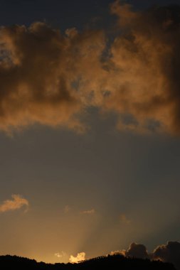 Bulutlu bir gökyüzünde alacakaranlık