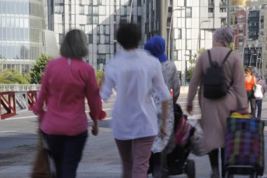 Bilbao şehir merkezinde insanlar uyanıyor.