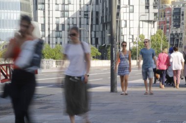 Bilbao şehir merkezinde insanlar uyanıyor.