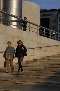 Bilbao şehir merkezinde insanlar uyanıyor.