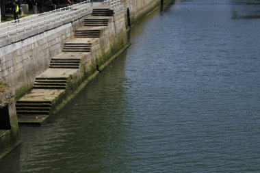 Bilbao 'nun varoşlarındaki nehir.