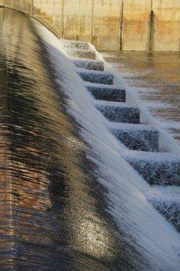 Bilbao 'nun varoşlarındaki nehir.