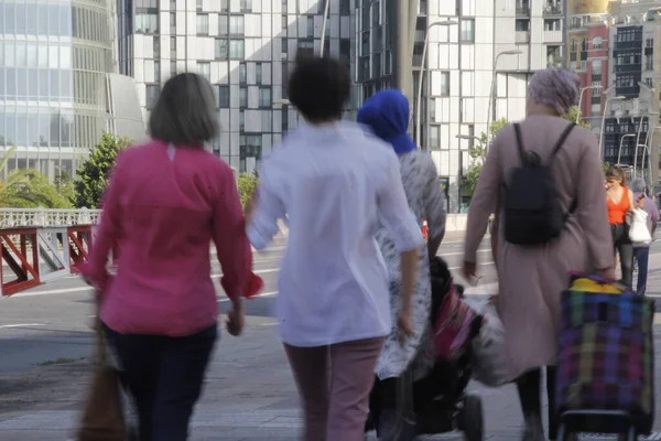 Bilbao şehir merkezinde insanlar uyanıyor.