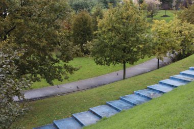 Şehir ortamında merdivenler