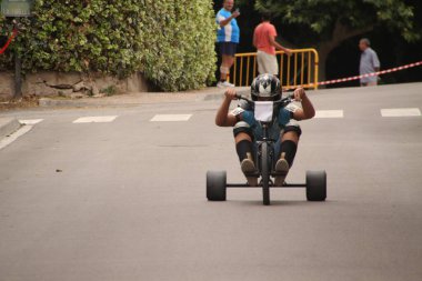 Sokakta paten kayarken