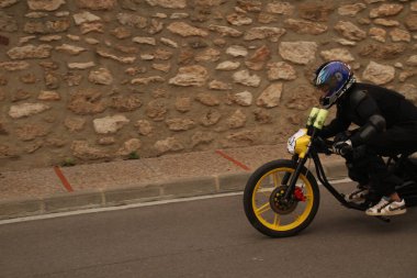 Sokakta paten kayarken