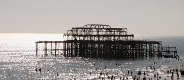 Brighton, İngiltere sahilinde terk edilmiş bir iskele.