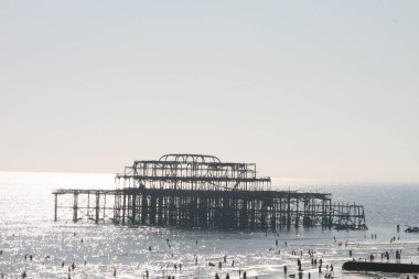 Brighton, İngiltere sahilinde terk edilmiş bir iskele.