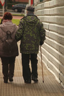 Sokakta yaşlanan insanlar