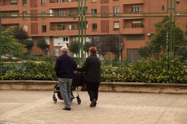 Sokakta yaşlanan insanlar
