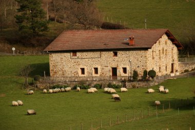 Kırsaldaki Bask evi.