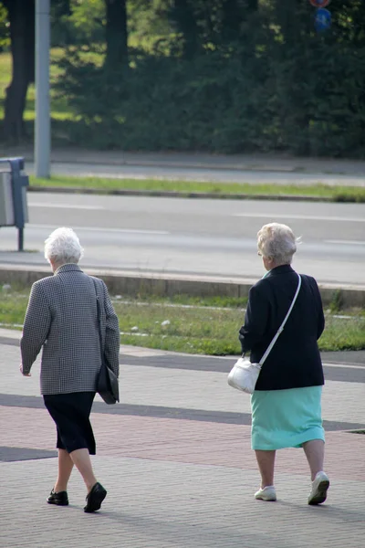 거리에서 사람들을 만나는 — 스톡 사진