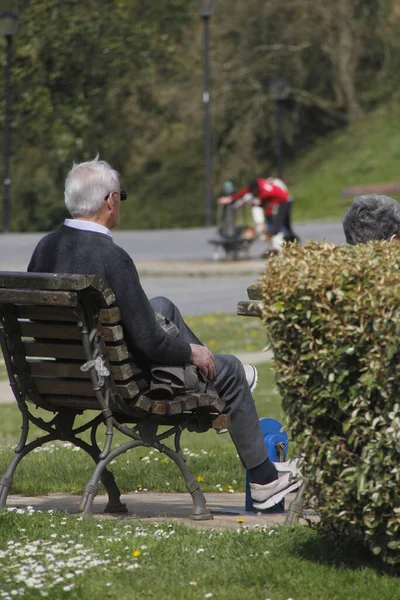 Sokakta yaşlanan insanlar