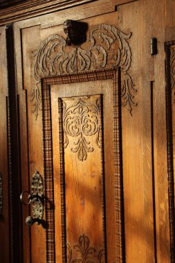 Bir odadaki eski ahşap dolap.