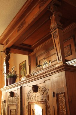 Bir odadaki eski ahşap dolap.