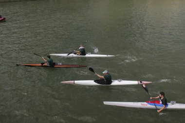 Bilbao nehrinde kayak yaparken