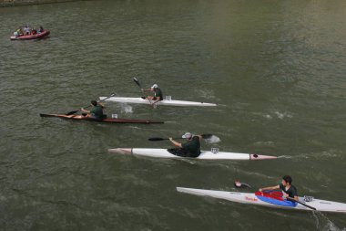 Bilbao nehrinde kayak yaparken
