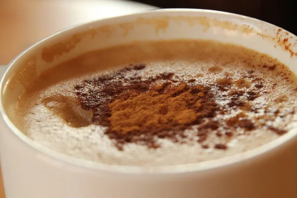 Kaffee Mit Milch Auf Der Terrasse — Stockfoto