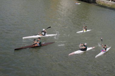 Bilbao nehrinde kayak yaparken
