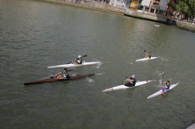 Bilbao nehrinde kayak yaparken