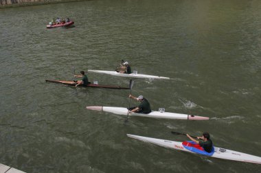 Bilbao nehrinde kayak yaparken