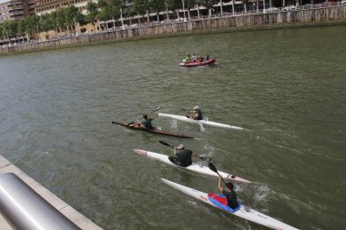 Bilbao nehrinde kayak yaparken