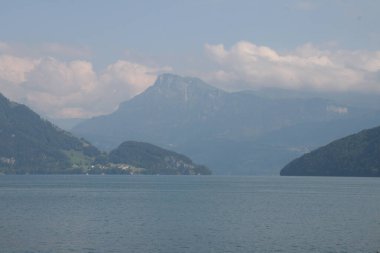 İsviçre 'nin kırsal kesiminde göl