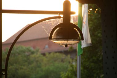 Şehir ortamında fener.