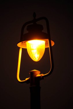 Şehir ortamında fener.