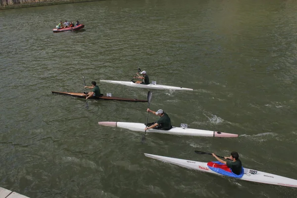 Bilbao nehrinde kayak yaparken
