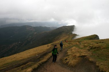 Bask ülkesinin kırsalında yürüyüş yapmak