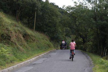 Şehir parkında bisiklet sürmek