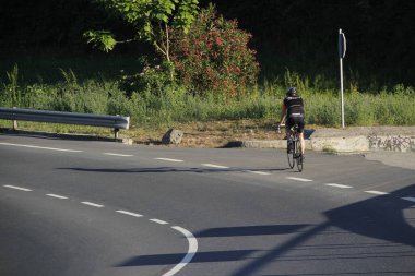 Şehir parkında bisiklet sürmek