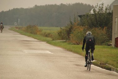 Şehir parkında bisiklet sürmek