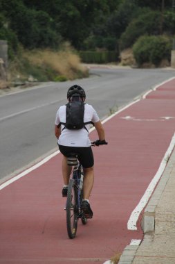 Şehir parkında bisiklet sürmek