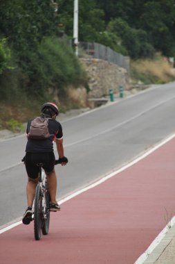 Şehir parkında bisiklet sürmek