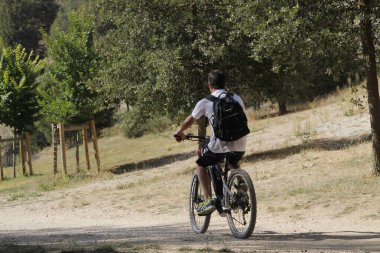 Şehir parkında bisiklet sürmek