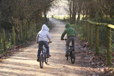 Şehir parkında bisiklet sürmek