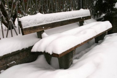 Kırsalda kar yağıyor.