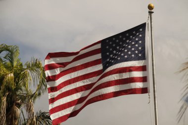 Güneşli bir günde ABD bayrağı