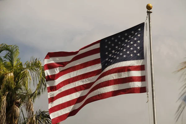 Güneşli bir günde ABD bayrağı