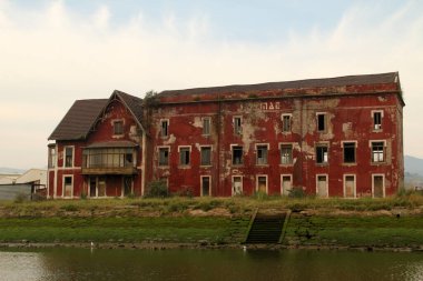Bilbao 'nun banliyölerindeki terk edilmiş fabrika.
