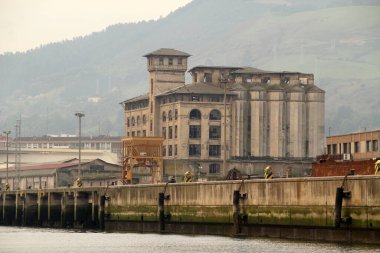 Bilbao 'nun banliyölerindeki terk edilmiş fabrika.