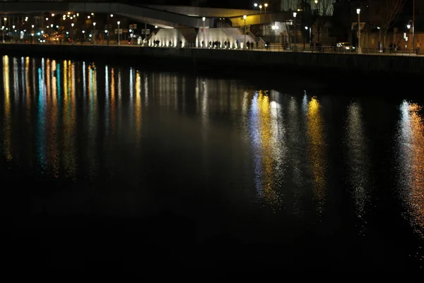 夜のビルバオの河口 — ストック写真