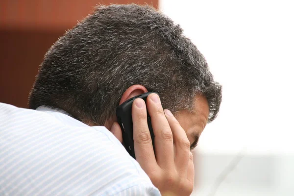 İş adamı cep telefonuyla konuşuyor.