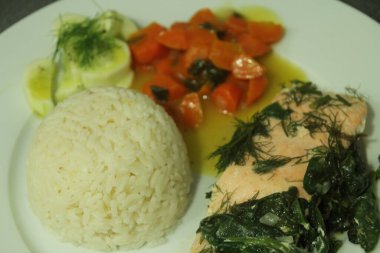 Tabakta beyaz pirinç.