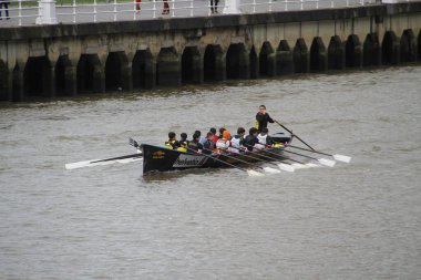 Bilbao nehrinde kürek çekerken