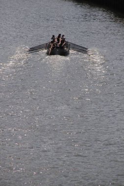 Bilbao nehrinde kürek çekerken
